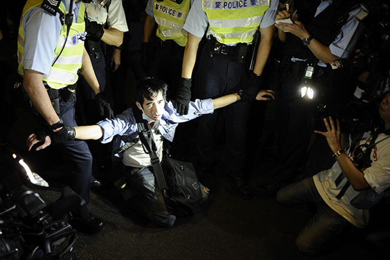 Один из задержанных полицией протестующих. Всего полиция 18 октября задержала более 20 участников уличных акций.