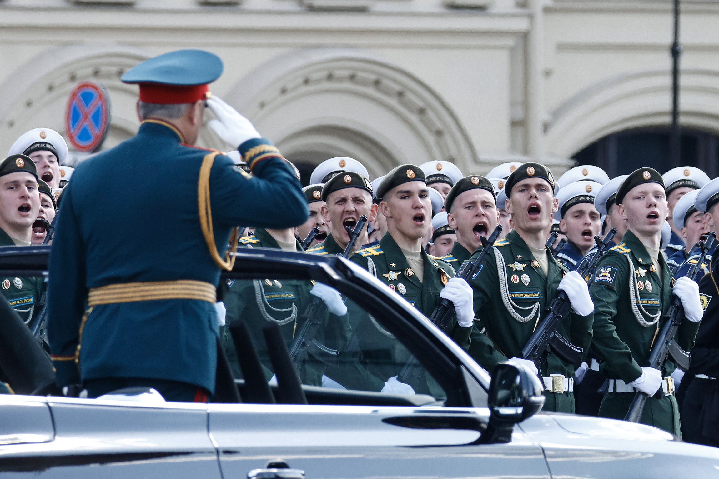 Сергей Шойгу&nbsp;приветствует военнослужащих, стоящих в строю на Красной площади