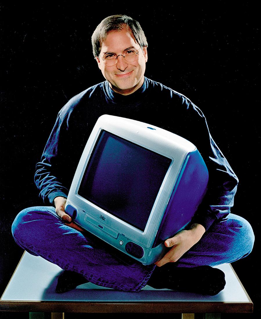 Стив Джобс с компьютером iMac G3