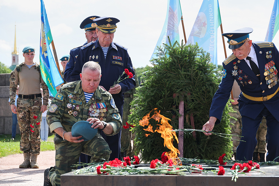 Ветераны ВДВ во время возложения цветов к Вечному огню на Марсовом поле, Санкт-Петербург.