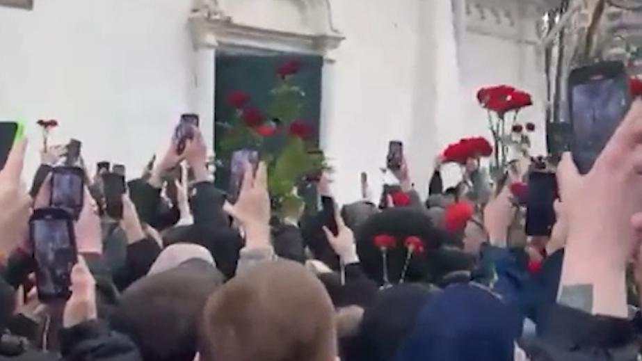 Толпа у храма, люди на деревьях: видео с прощания с Пашей Техником