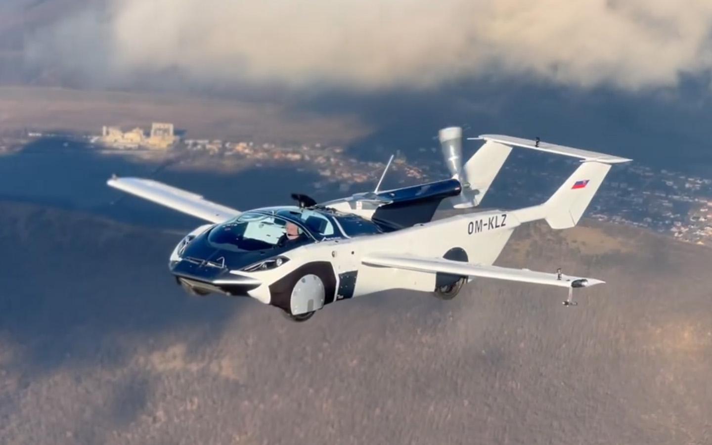 Цена — $1 млн. В Словакии представили летающий автомобиль AirCar 2