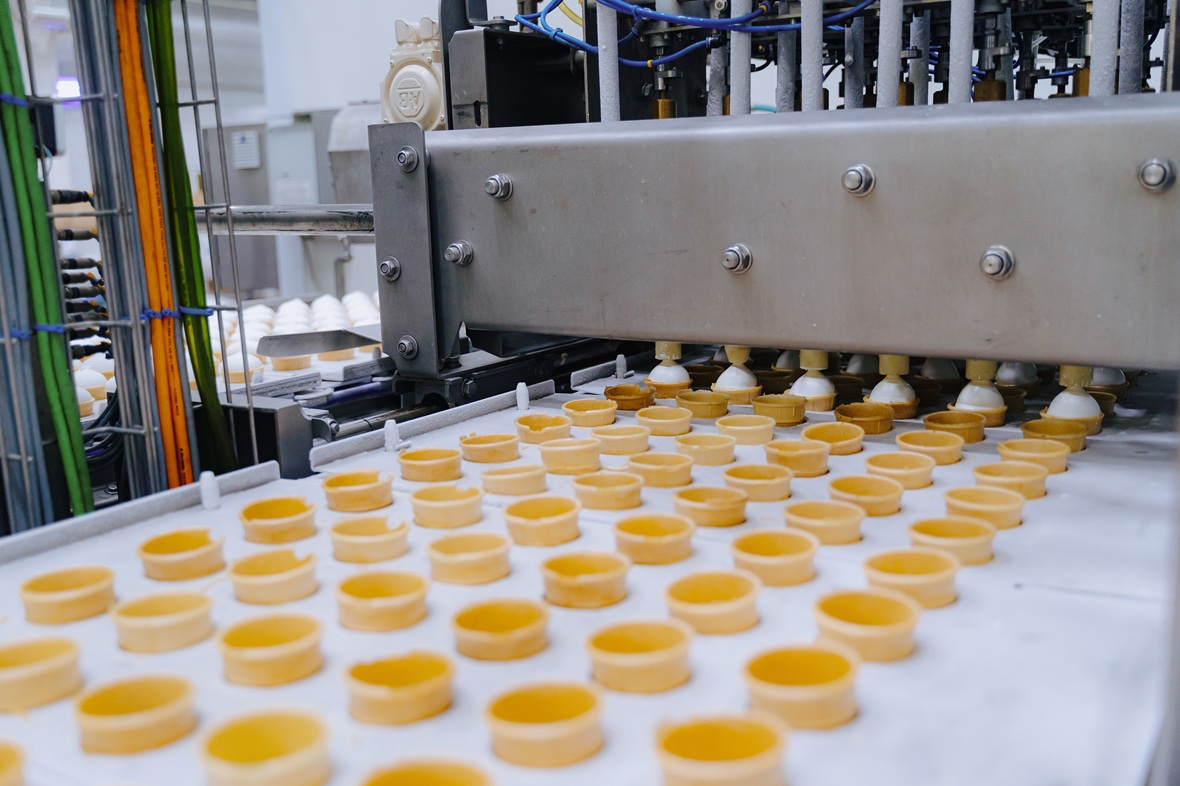 Кореновский МКК в составе ГК &laquo;Ренна&raquo; является вторым производителем мороженого в России. Компания поставляет продукцию не только в другие регионы России, но и экспортирует ее более чем в 30 стран

Одна линия по производству мороженого на заводе в сутки выпускает больше 1 млн стаканчиков. Весь Краснодарский край &laquo;Коровка из Кореновки&raquo; может обеспечить мороженым за несколько часов при полной загрузке.