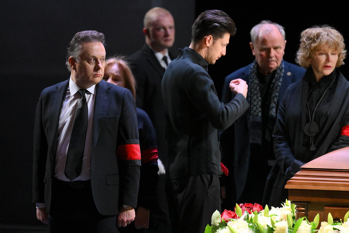 Директор театра им. Евгения Вахтангова Кирилл Крок (слева) во время церемонии прощания с народным артистом России Владимиром Симоновым в театре им. Евгения Вахтангова в Москве