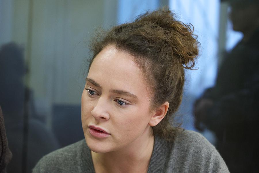 28 августа в аэропорту Домодедово задержали 31-летнюю актрису Аглаю Тарасову, которая прилетела из Израиля. В ее вещах обнаружили вейп с гашишным маслом. &laquo;РИА Новости&raquo; со ссылкой на источник сообщало, что у Тарасовой нашли 0,38 грамма наркотического вещества. Актрису обвинили в контрабанде наркотиков (ст. 229.1 УК), за которую предусмотрено до семи лет лишения свободы.

Тарасова приехала к следователям по вызову, добровольно сдала российский и израильский паспорта. Суд в качестве меры пресечения избрал ей запрет определенных действий &mdash; актрисе нельзя было покидать свое жилище с 0:00 до 6:00 мск, общаться со свидетелями и пользоваться средствами связи.

На процессе артистка&nbsp;признала вину и назвала произошедшее &laquo;нелепой трагической случайностью&raquo;. На заседании в ее поддержку выступили актеры Леонид Ярмольник, Евгений Цыганов и Юлия Снигирь, а Сергей Безруков и Евгений Миронов, писатель Александр Цыпкин и режиссер Алексей Герман-младший дали положительные характеристики в рамках следствия. Прокурор запросил для Тарасовой три с половиной года условно с испытательным сроком на три года. Суд приговорил ее к трем годам условно и штрафу в размере 200 тыс. руб. Актриса не стала подавать апелляцию.