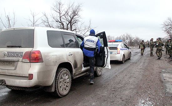 Наблюдатели ОБСЕ в зоне конфликта на востоке Украины. Архивное фото