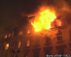 На Пятницкой улице в Москве загорелось старое здание