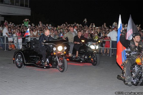 В.Путин возглавил колонну байкеров в Новороссийске