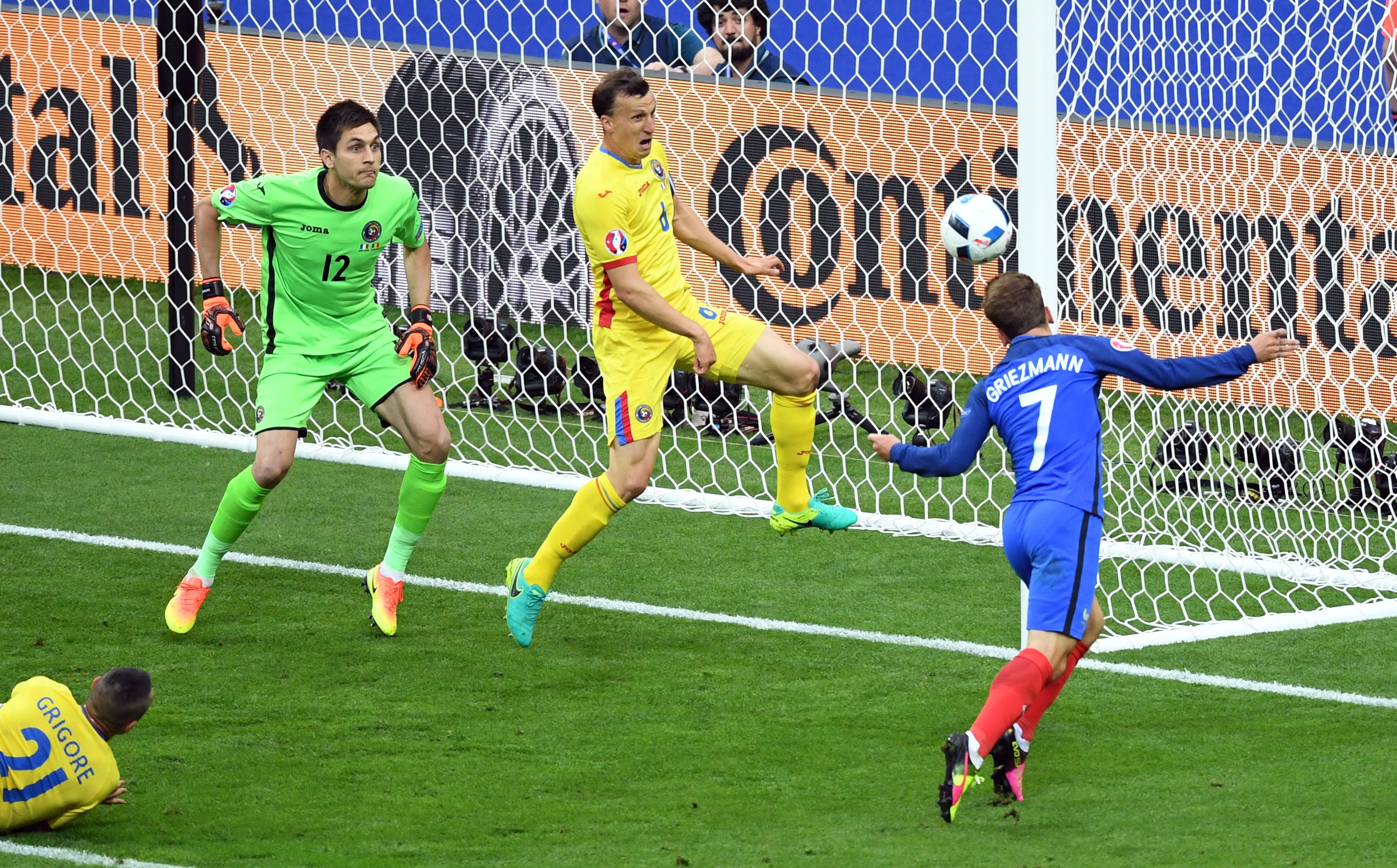 Хозяева ответили на 16-й минуте опасным ударом Гризманна. В этом эпизоде сборную Румынии от пропущенного мяча спас Кирикеш, рикошетом от которого мяч угодил в штангу.