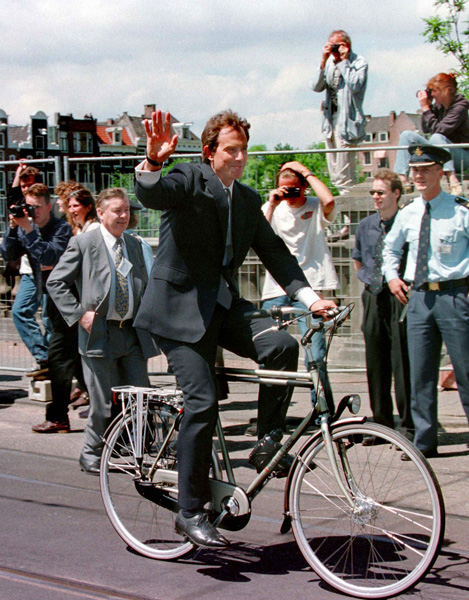 Июнь 1997 года. Премьер-министр Великобритании Тони Блэр на&nbsp;велосипеде, подаренном ему мэром Амстердама Шелто Патьином.


&nbsp;
