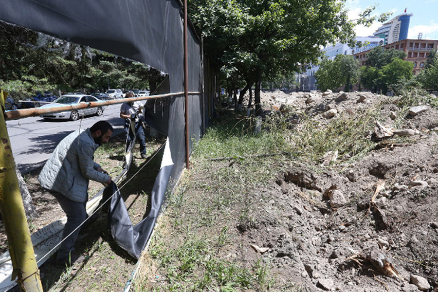 Активисты разрушили ограждения вокруг реконструируемого парка 2800-летия в центре Еревана