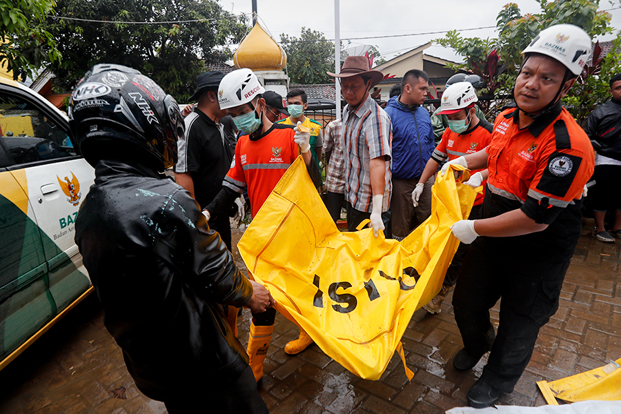 В пострадавших районах, как пишет Jakarta Post, ограничена мобильная связь, нарушены коммуникации