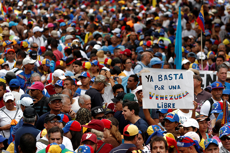 Протестующие во время митинга против правительства&nbsp;Николаса Мадуро. Надпись на плакате: &laquo;Хватит для свободной Венесэулы&raquo;