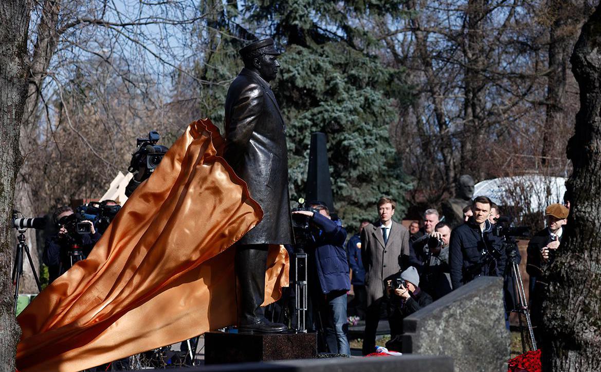 памятник жириновскому в москве