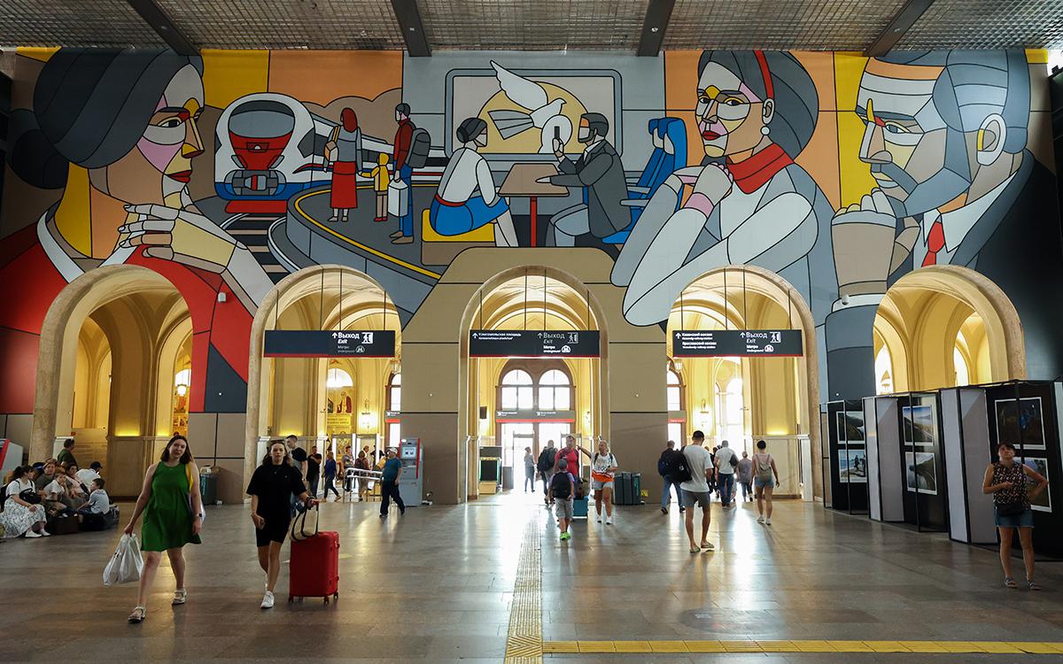 Пассажиры на Ленинградском вокзале в Москве