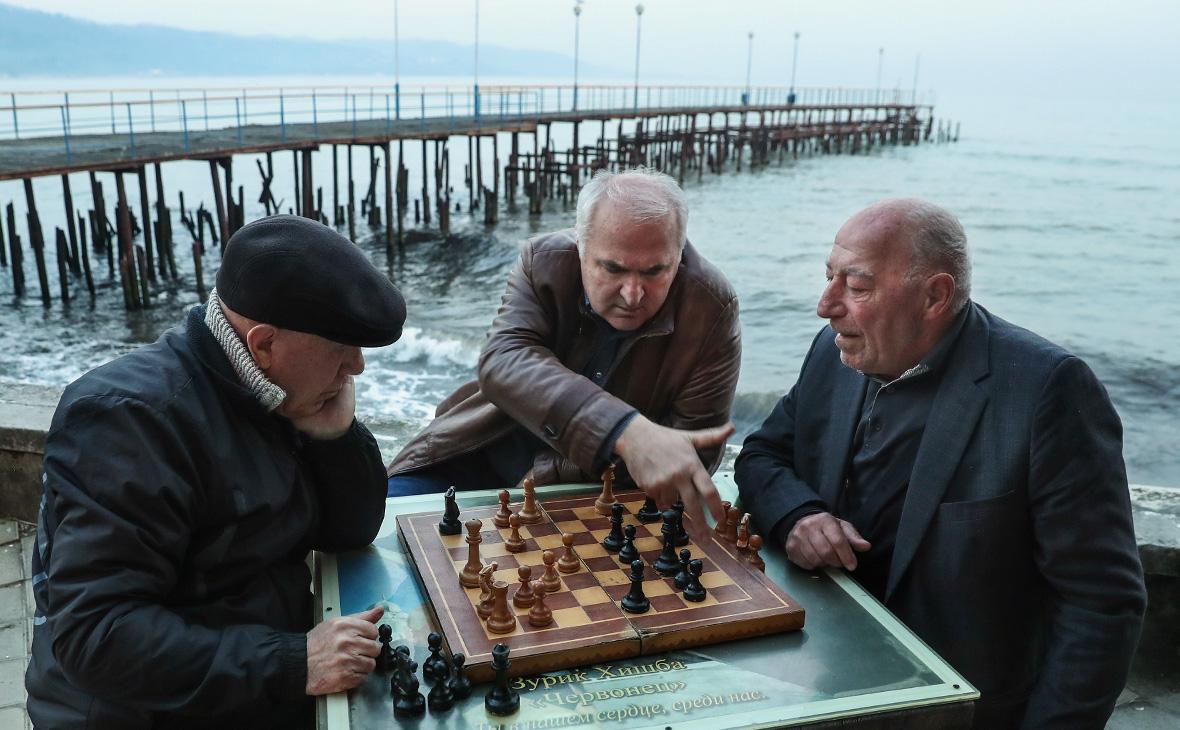 Игроки в шахматы на городской набережной, Сухум, Абхазия