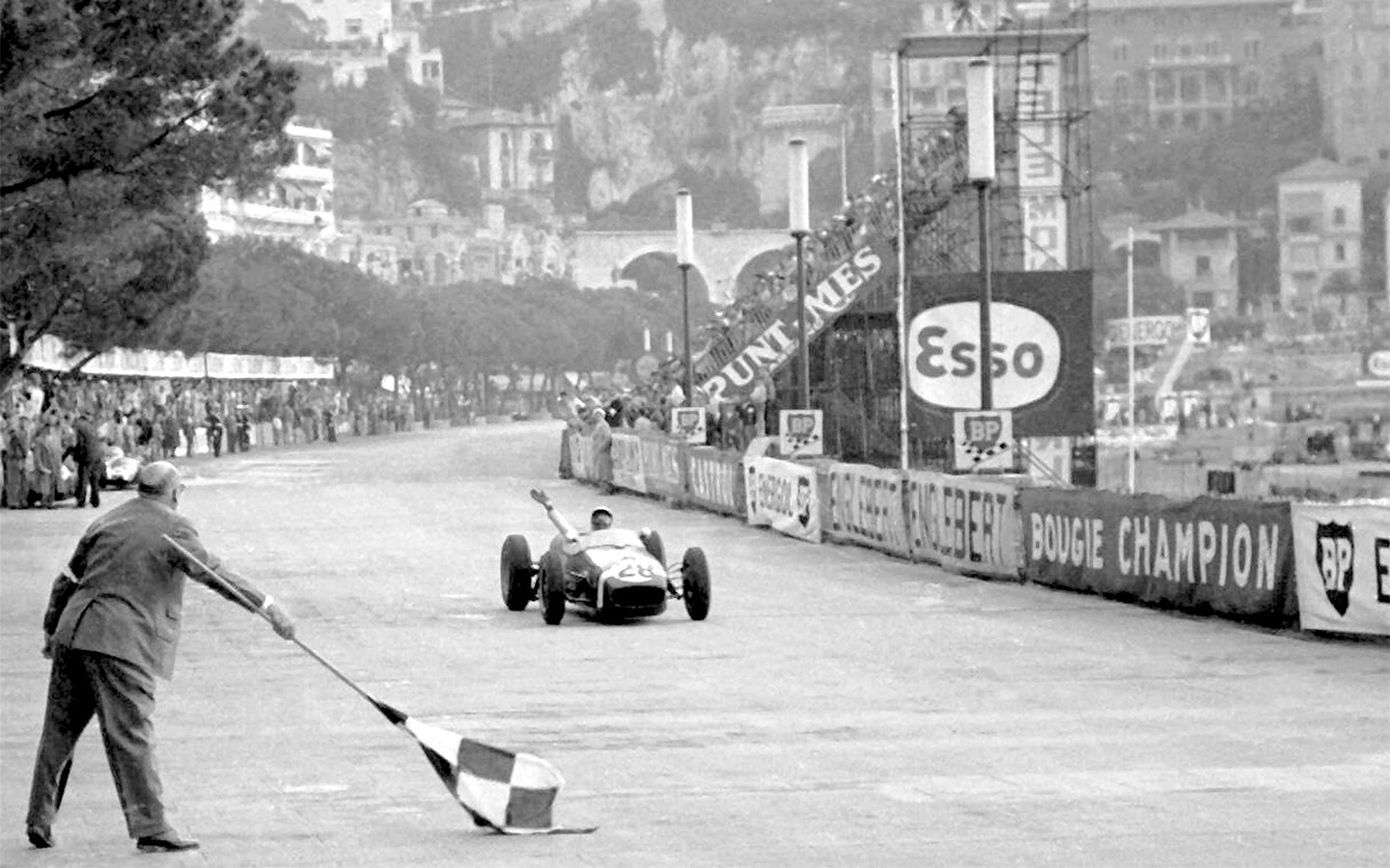 Стерлинг Мосс на своем Lotus 18 побеждает на Гран-при Монако, 29 мая 1960 года