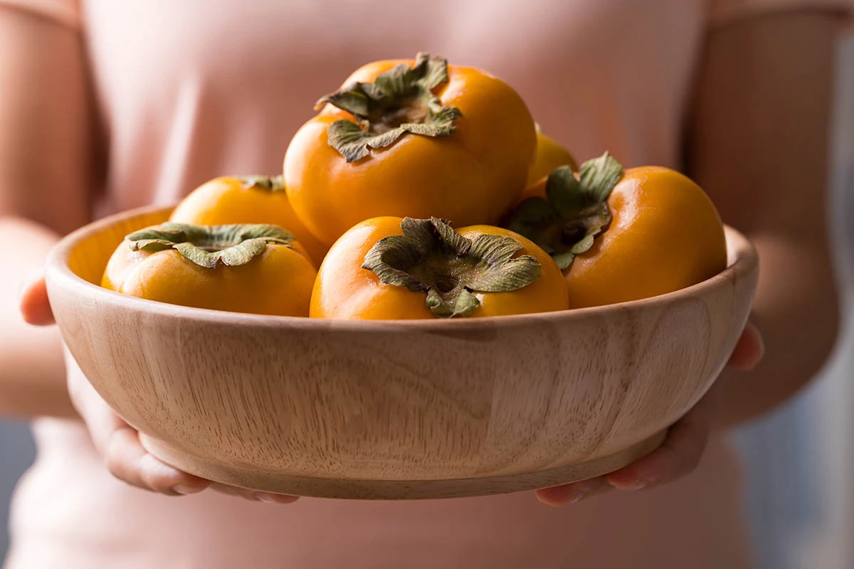 Для того чтобы понять, как правильно хранить хурму дома, нужно понимать степень ее зрелости