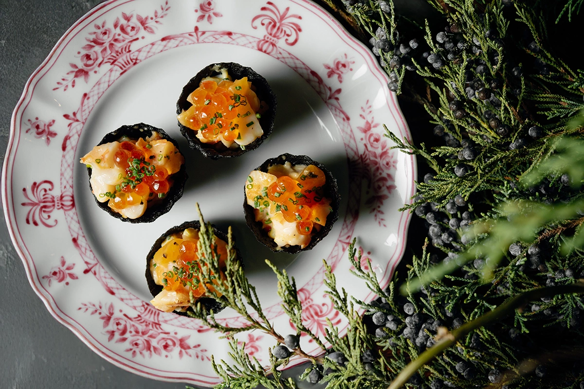 Оливье с кроликом и сальсой из креветок и мандаринов