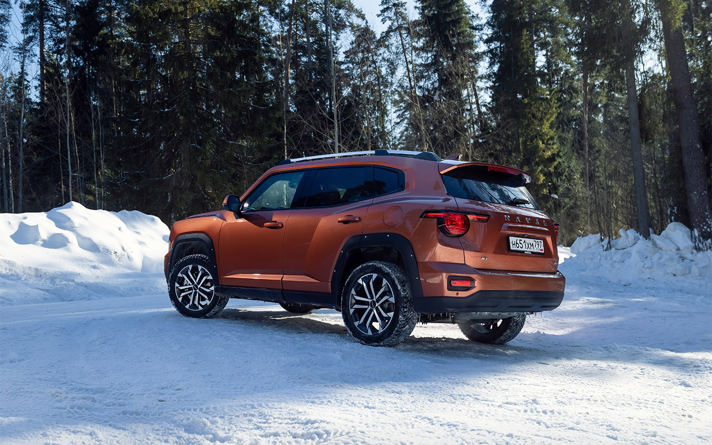 Задние фонари Haval H7 не менее вычурны, чем любая другая деталь этой машины. Не спутаешь ни с одной другой моделью