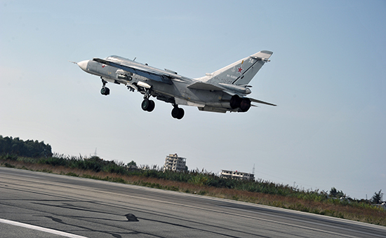 Российский бомбардировщик Су-24 взлетает с&nbsp;авиабазы Хмеймим, 21 октября 2015 год