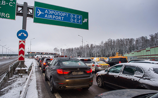 Автомобили на пункте оплаты проезда первого платного участка от МКАД до Солнечногорска автомобильной дороги М-11 Москва - Санкт-Петербург