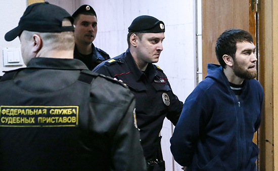 Обвиняемый в убийстве Бориса Немцова&nbsp;Анзор Губашев (справа)


