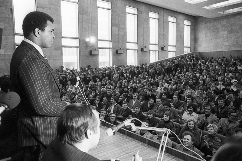 Мохаммед Али, находящийся в Москве по приглашению Спорткомитета СССР, на встрече со студентами института физической культуры, 1978 г.


