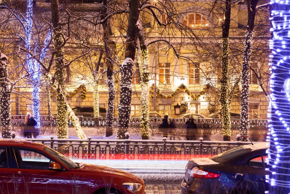 Праздничное освещение будет украшать центр Москвы до апреля. Фото