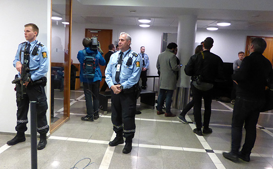 Полиция в окружном суде Осло, где рассматривалось дело&nbsp;несовершеннолетнего россиянина


