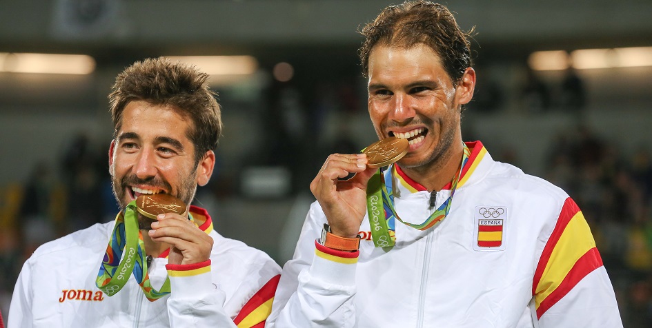 Победители парного теннисного турнира на Олимиаде-2016 в Рио-де-Жанейро испанцы Марк Лопес и Рафаэль Надаль (слева направо)