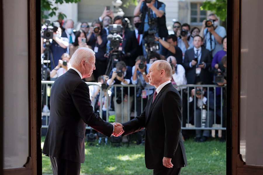Лидеры России и США пожали друг другу руки