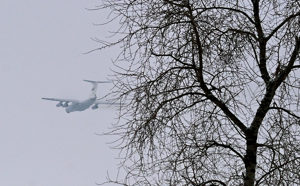 Самолет Ил-76 с российскими военнослужащими, частью Коллективных миротворческих сил ОДКБ, на борту вылетает с аэродрома Чкаловский&nbsp;в Казахстан