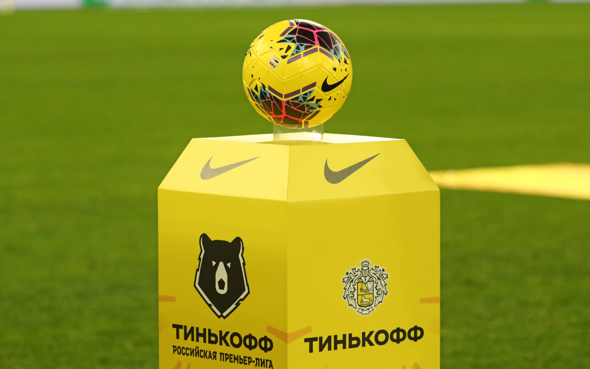 4 банка из топ-15 захотели получить название чемпионата России по футболу