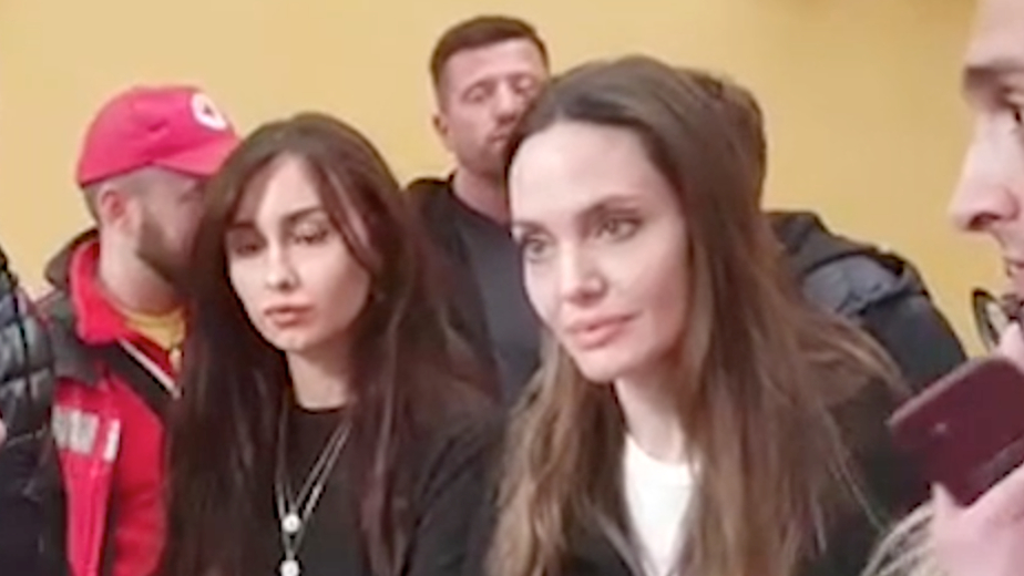 Анджелина Джоли пообщалась с беженцами во Львове