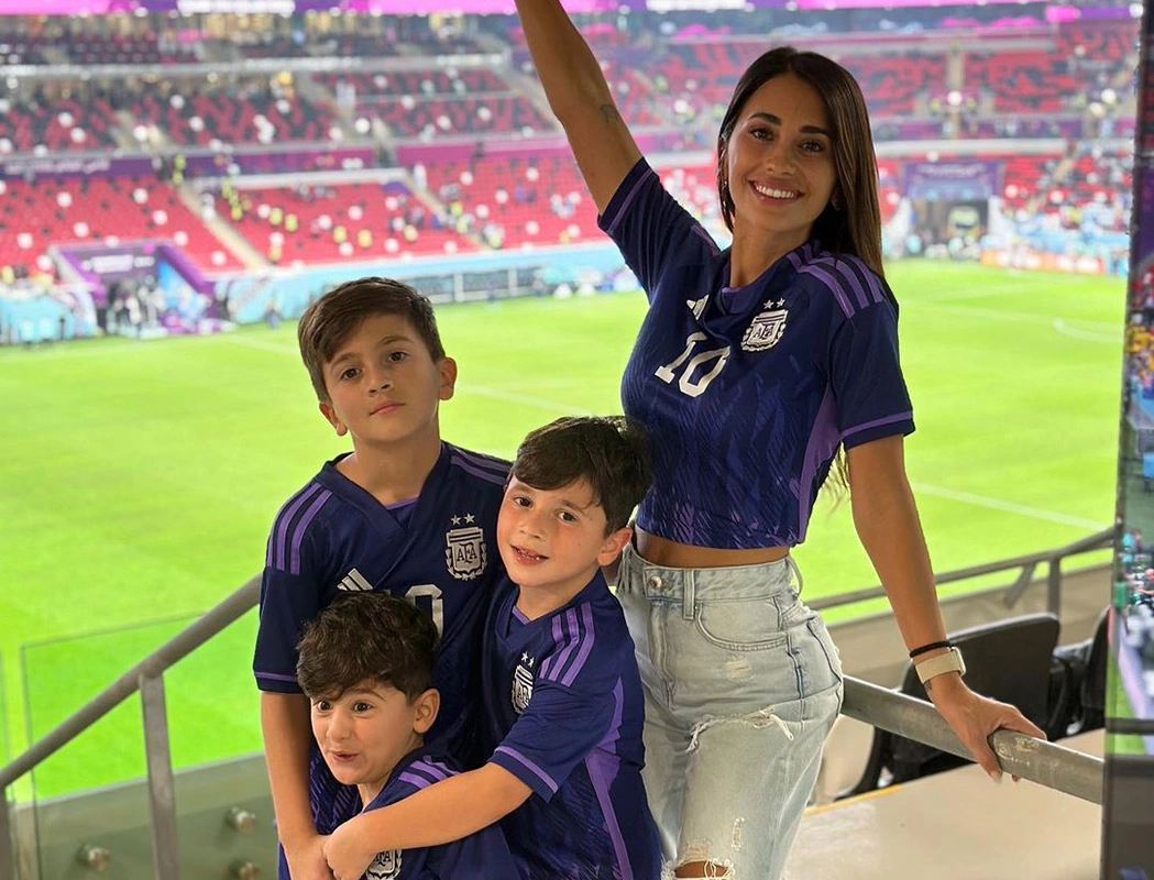 <p>Антонелла Рокуццо с сыновьями на матче между Аргентиной и Австралией на ЧМ в Катаре</p>