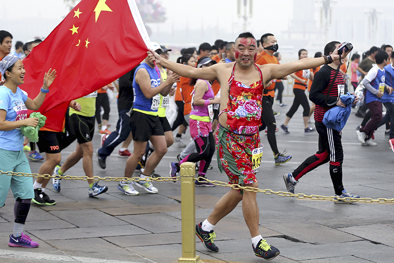 Участники международного марафона в Пекине.