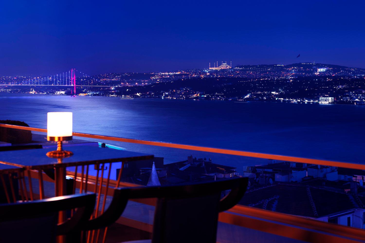 Панорама залива с террасы ресторана Izaka Terrace