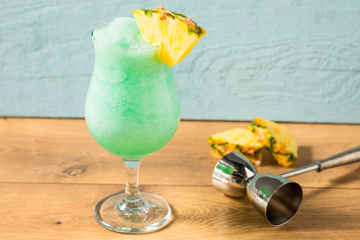 Безалкогольный коктейль с ананасовым соком и «Блю Кюрасао»