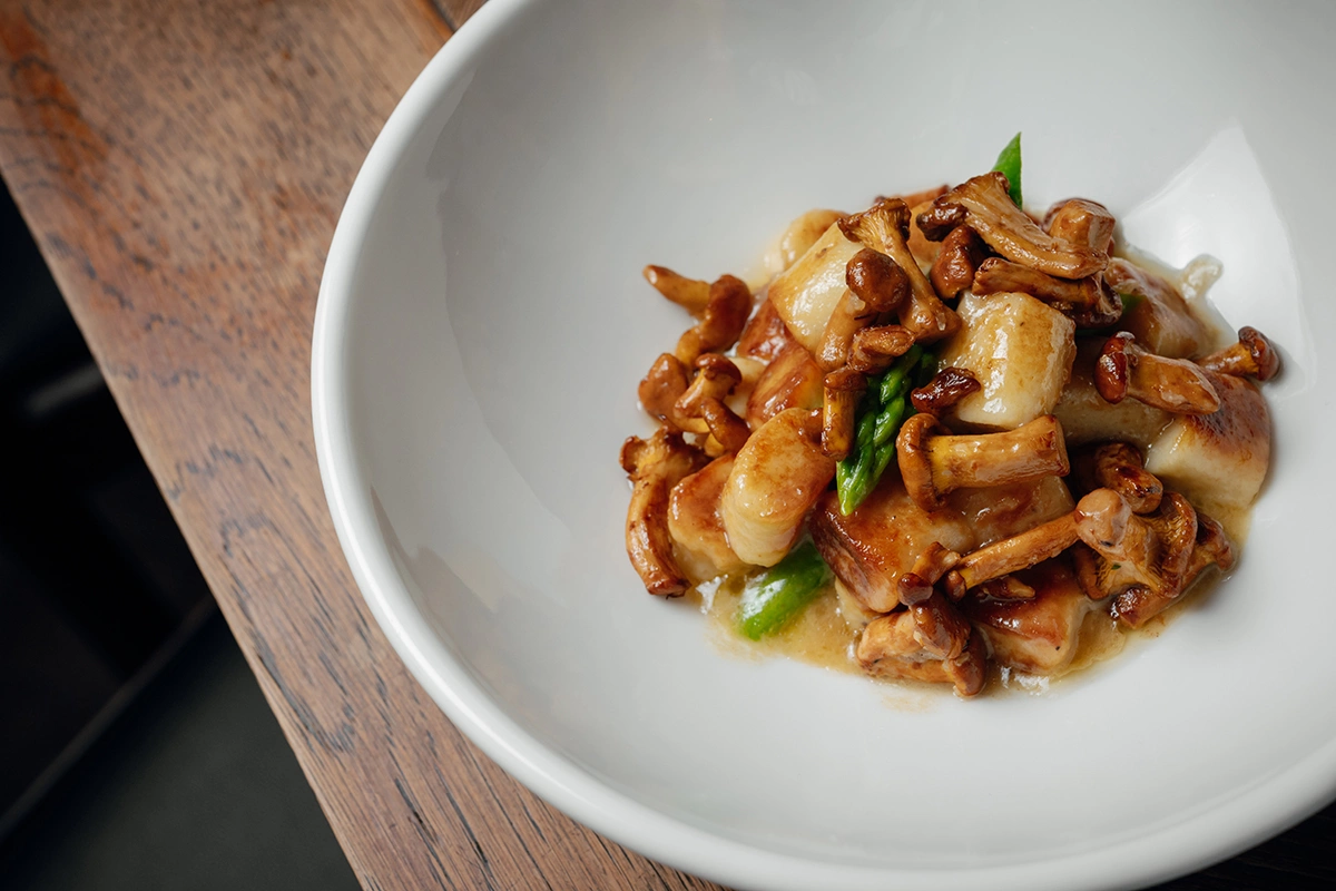 Ньокки из рикотты с лисичками и спаржей