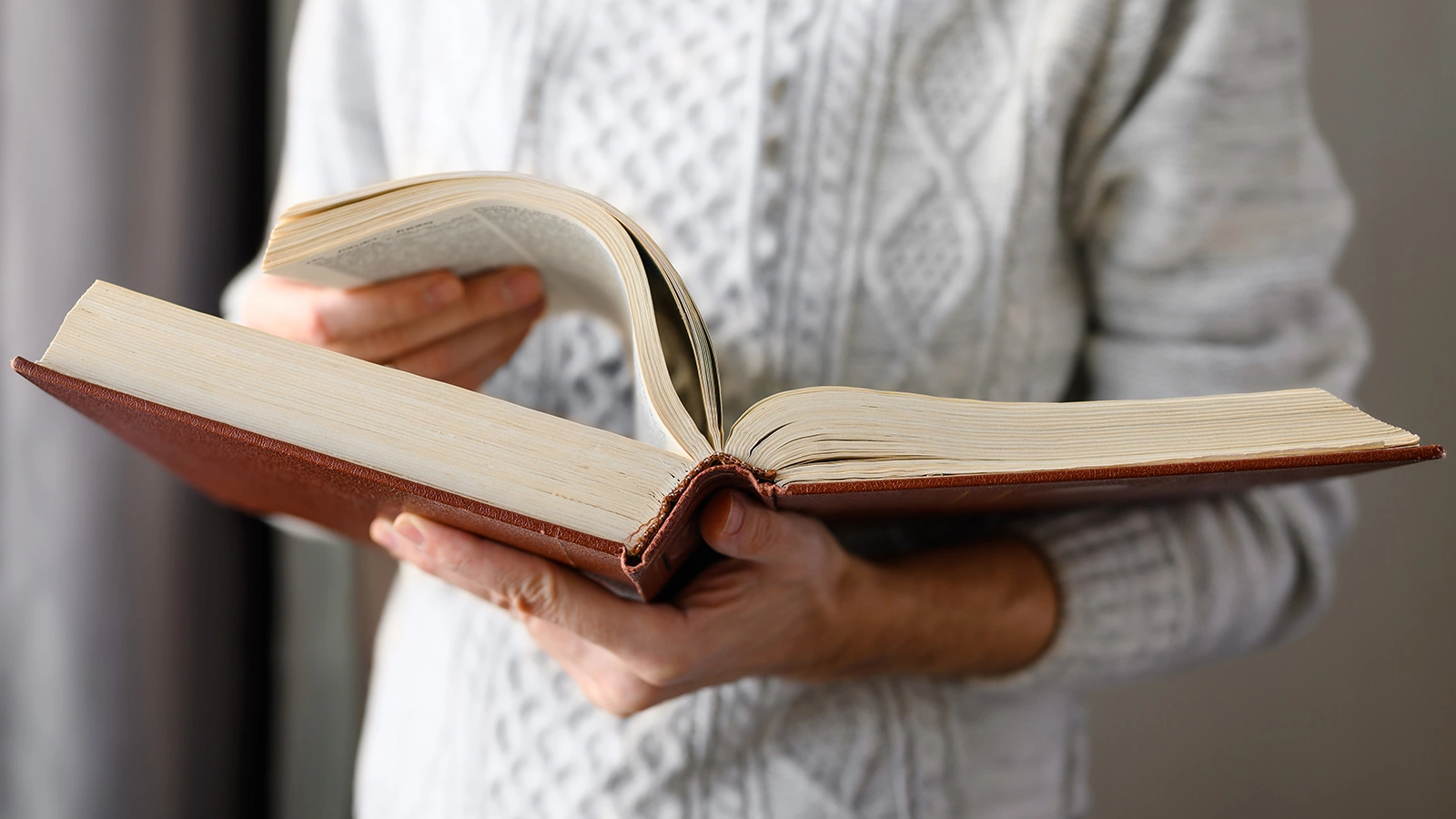 Фразеологизмы формируют с течением времени, они отражают особенности культуры и мышления народа