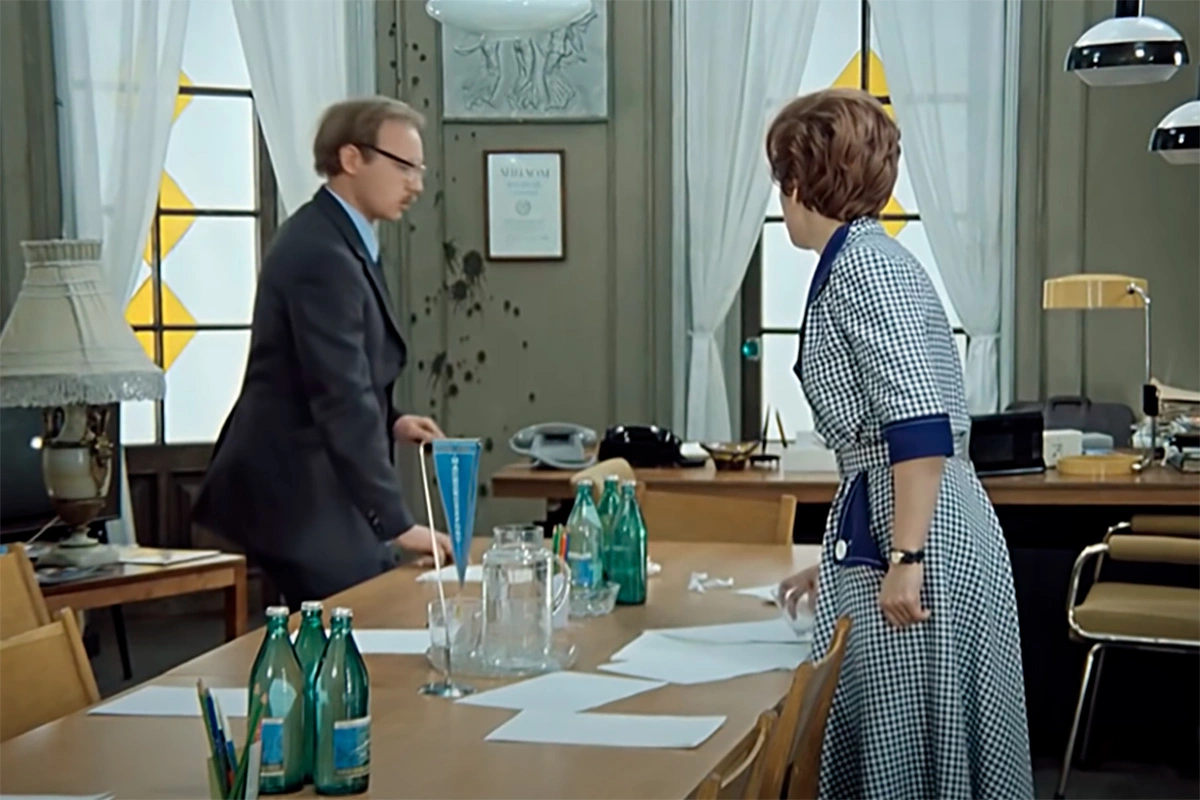 С галстуком что-то не так. В «Служебном романе» нашли странный киноляп