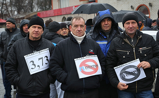 Дальнобойщики во время массовой акции протеста в Белгороде