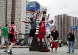 Баскетболист сборной России принял участие в празднике по стритболу