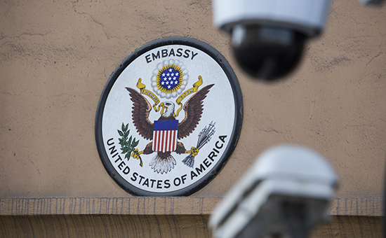 Герб США на&nbsp;здании посольства Соединенных Штатов Америки
