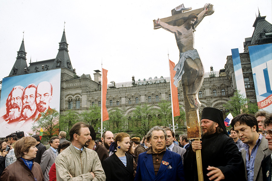 1 мая 1993 г. Первомайская демонстрация 1993 года в Москве. Первомайская демонстрация 1990 года в Москве. 1 Мая 1990 года Москва.