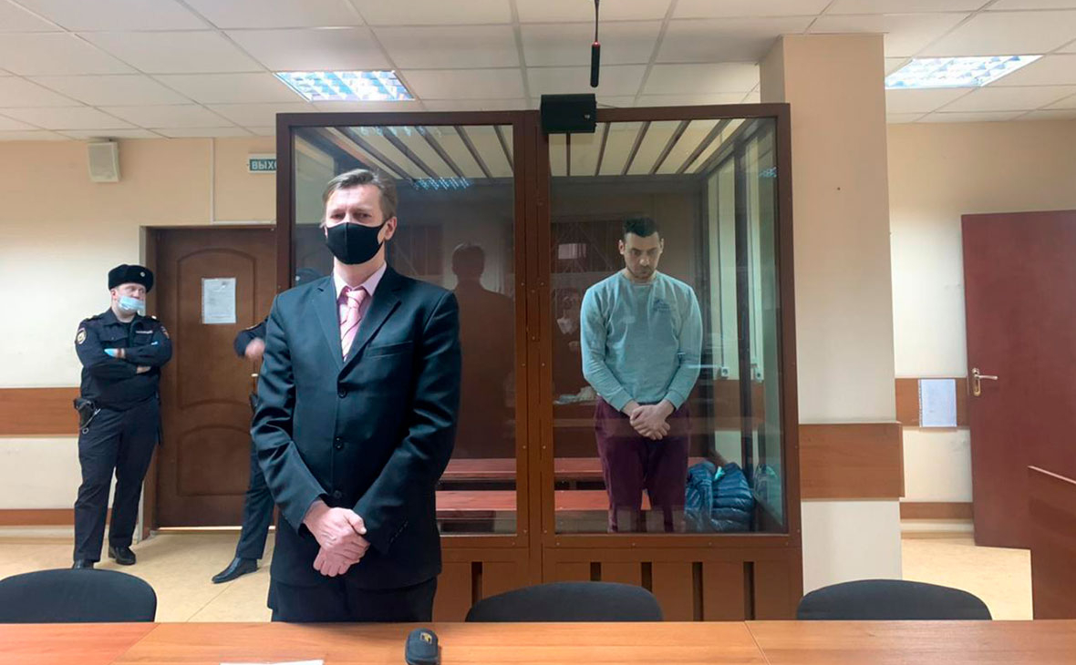 Обвиняемый в нападении на бойца спецназа ОМОНа во время несогласованной акции 23 января Тимур Салихов (справа)