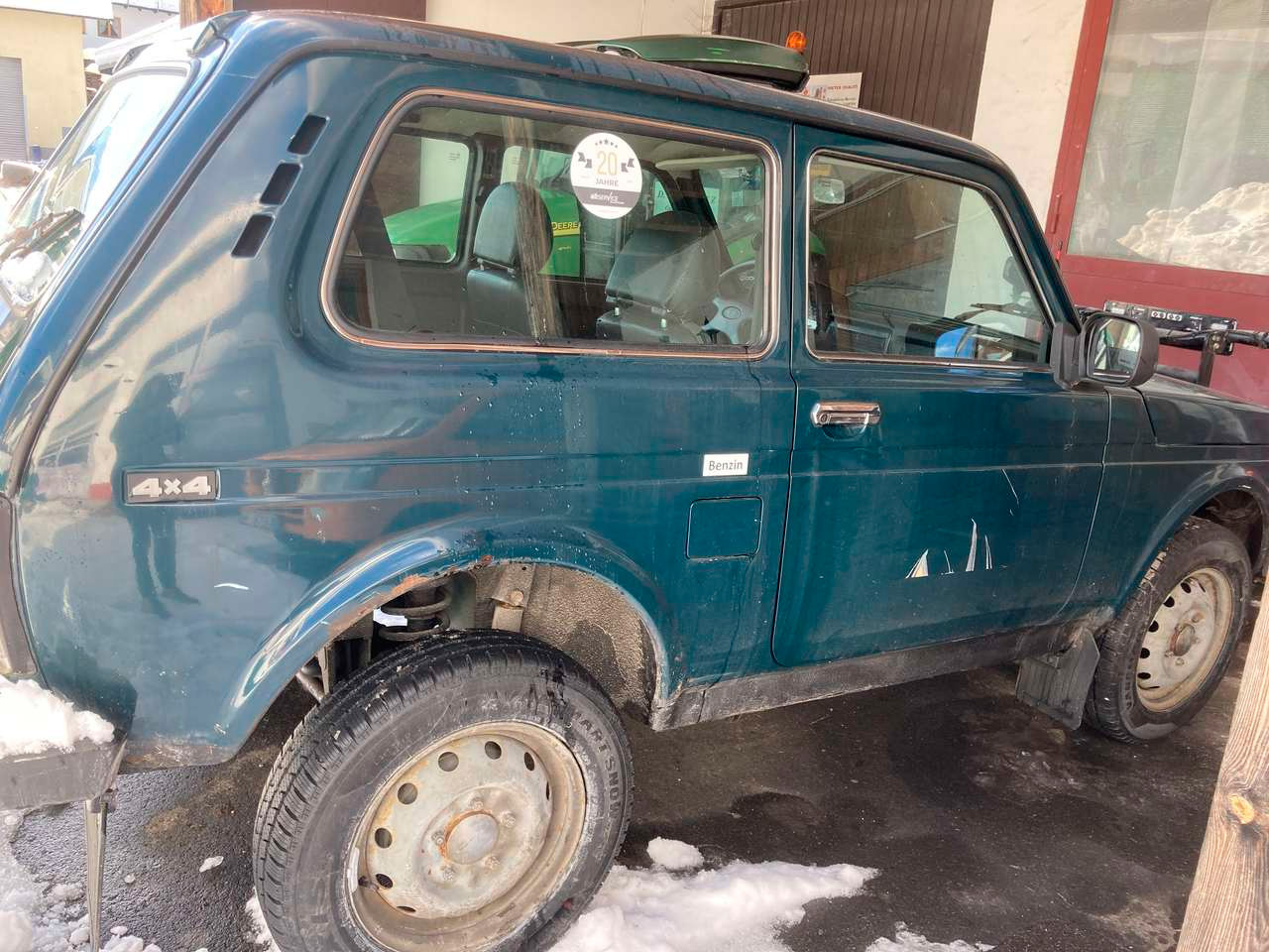 В Германии внедорожник Lada Niva превратили в снегоуборочную машину. Фото  :: Autonews