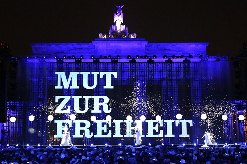 Праздник в день 25-летия падения Берлинской стены.&nbsp;&quot;Мужество во имя свободы&quot; - гласит надпись, спроецированная на Бранденбургские&nbsp;ворота.&nbsp;