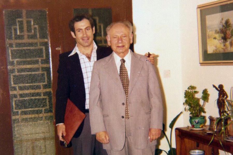 Биньямин&nbsp;Нетаньяху с отцом, 1970-е годы